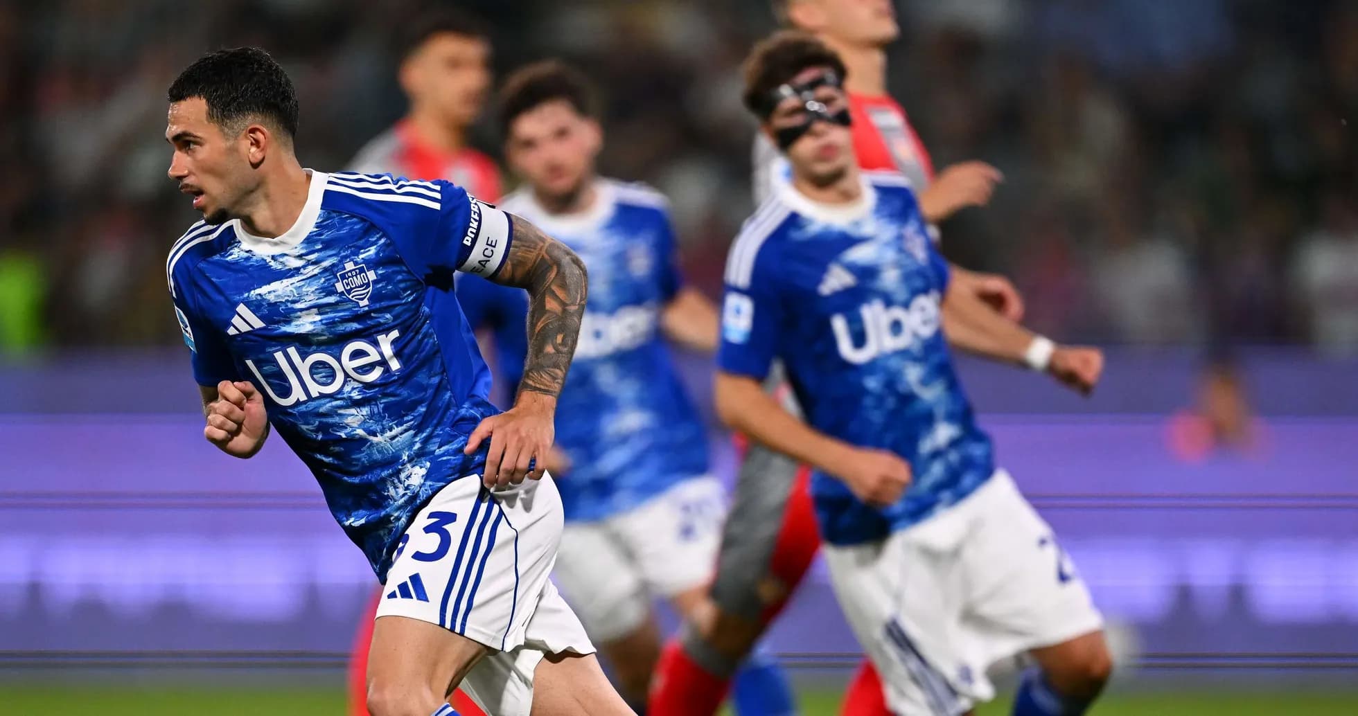 Jugador de Como en partido de Serie A