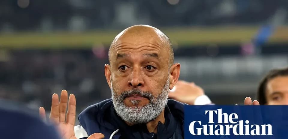 Entrenador gesticulando durante un partido