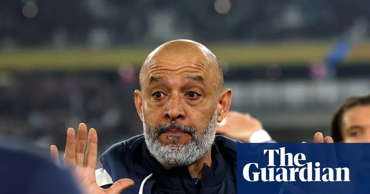 Entrenador gesticulando durante un partido