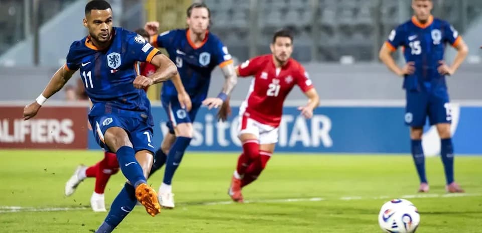 Jugador lanzando un penalti en partido clasificatorio