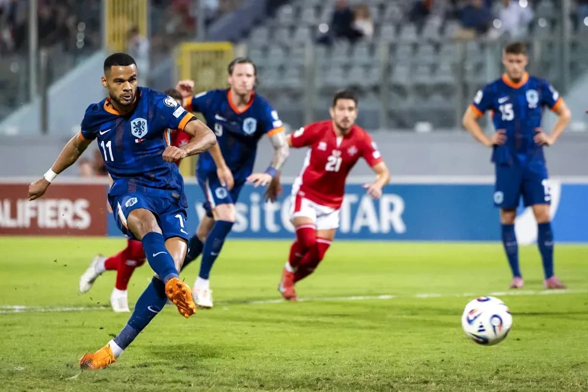 Jugador lanzando un penalti en partido clasificatorio