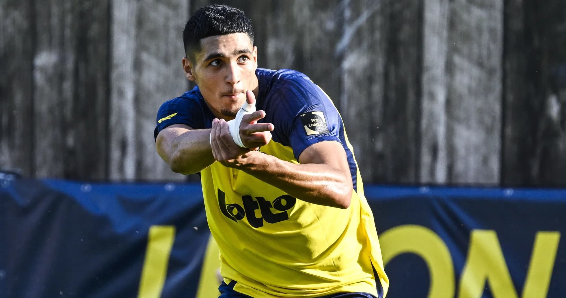 Jugador en entrenamiento lanzando un pase con precisión