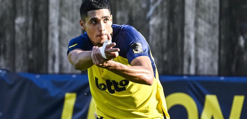 Jugador en entrenamiento lanzando un pase con precisión