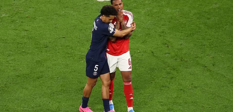 Jugadores abrazándose en el campo de fútbol