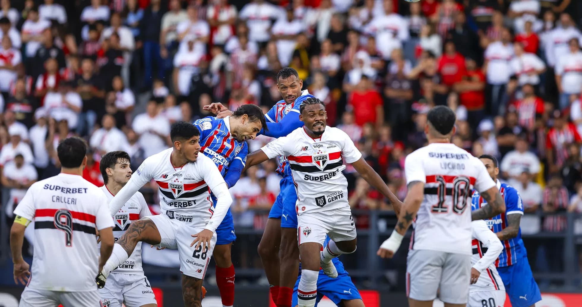 Jugadores de Bahia y Sao Paulo en acción