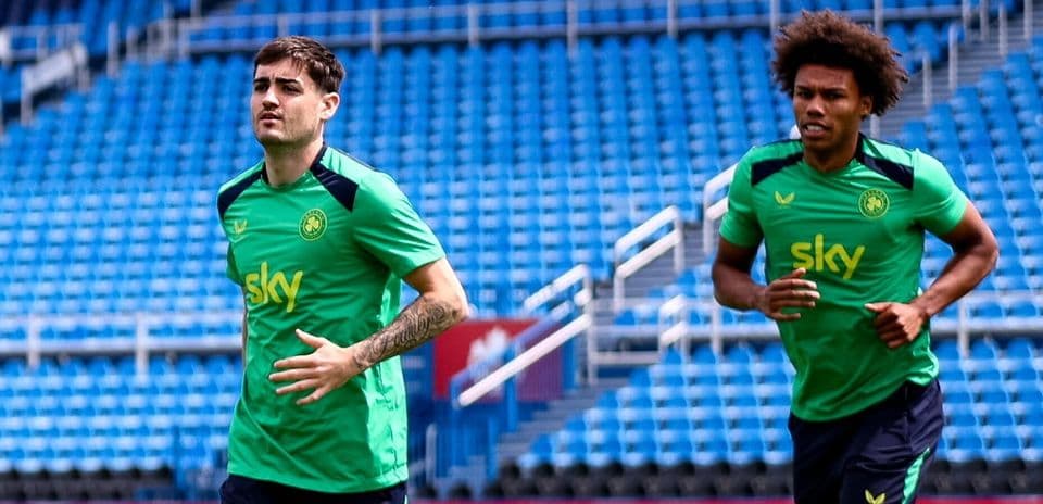 Jugadores corriendo en la sesión de entrenamiento