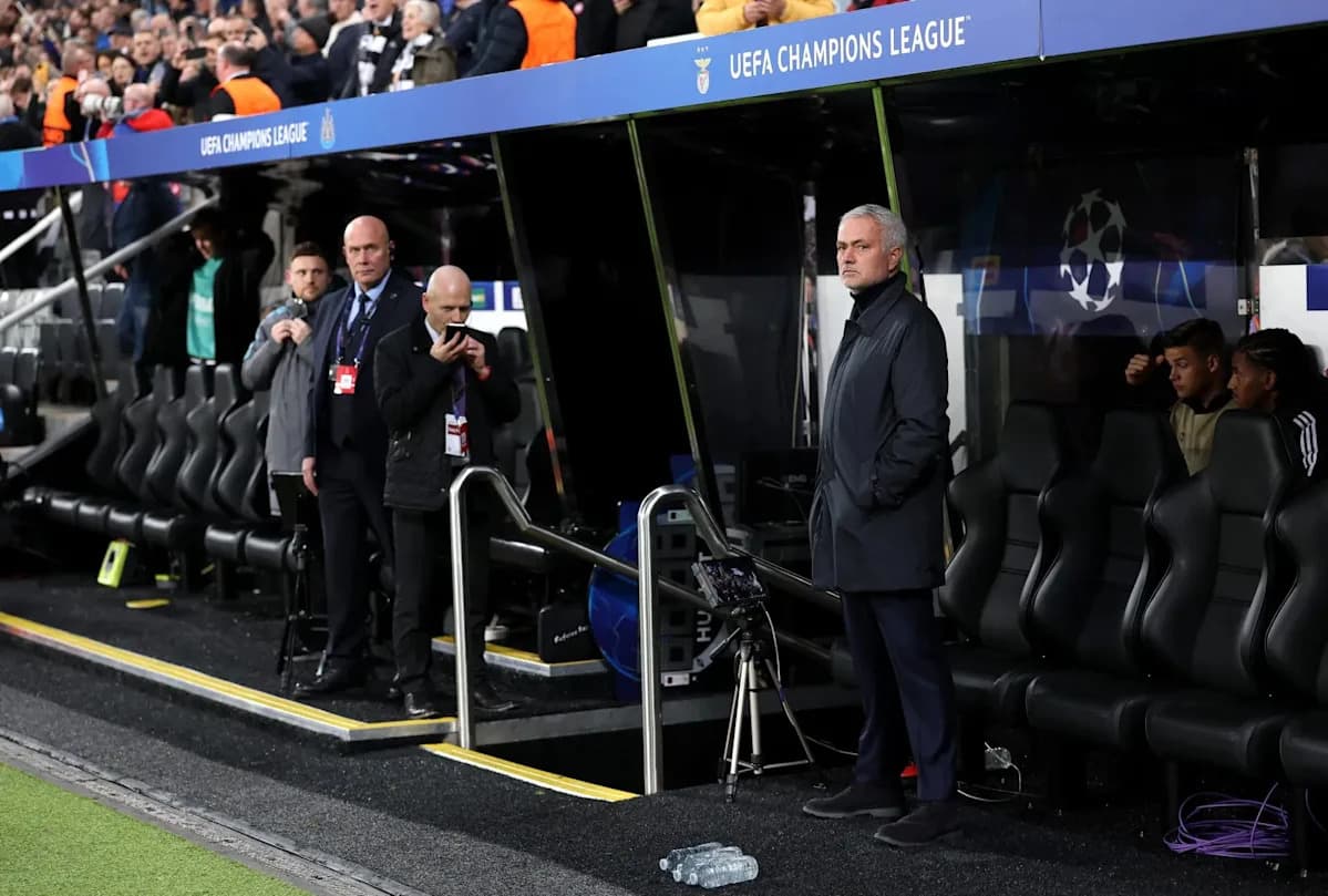 Entrenador en el banquillo durante un partido