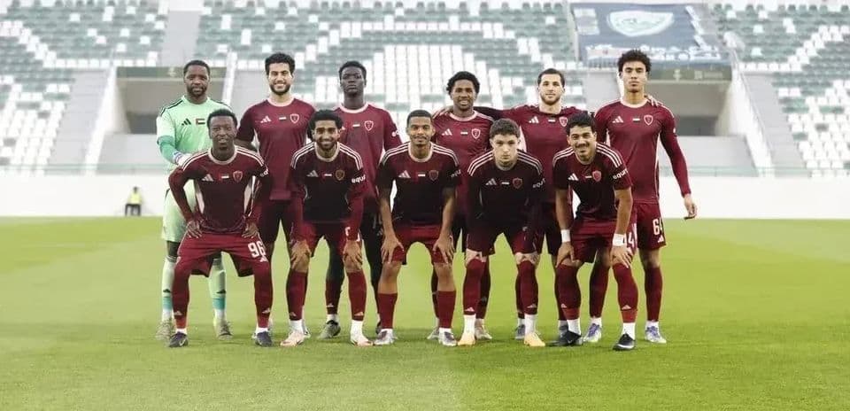 Equipo de Al Bataeh U23 posando para la foto
