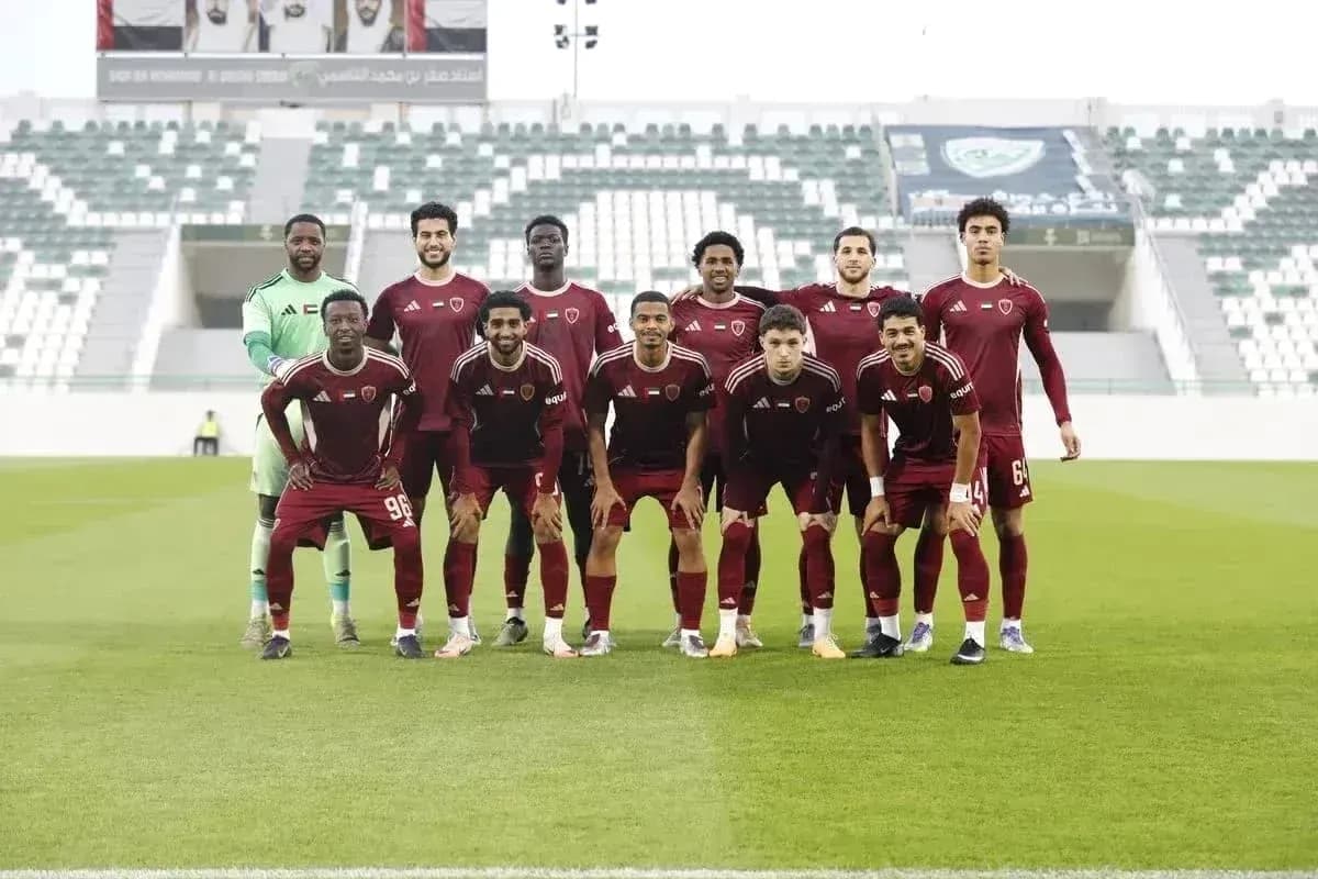 Equipo de Al Bataeh U23 posando para la foto