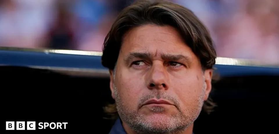 Entrenador observando desde el banquillo durante partido