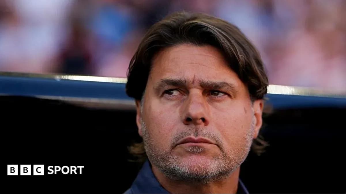 Entrenador observando desde el banquillo durante partido