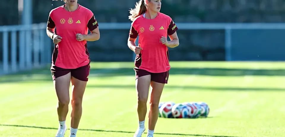 Dos jugadoras corriendo durante entrenamiento en campo