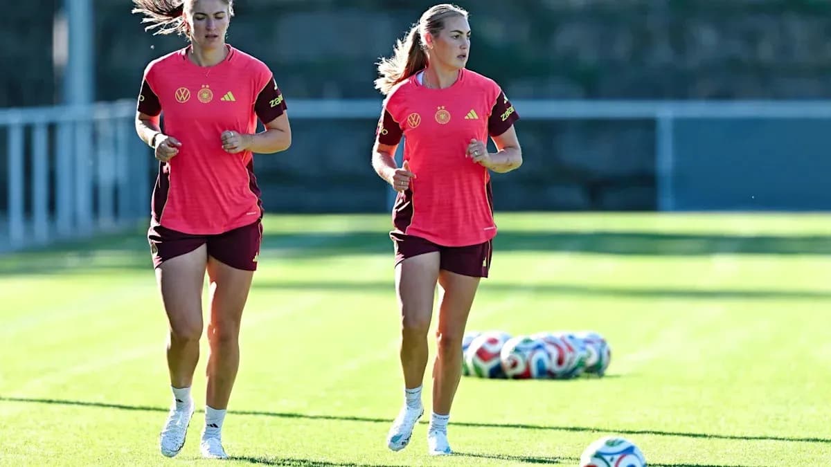 Dos jugadoras corriendo durante entrenamiento en campo