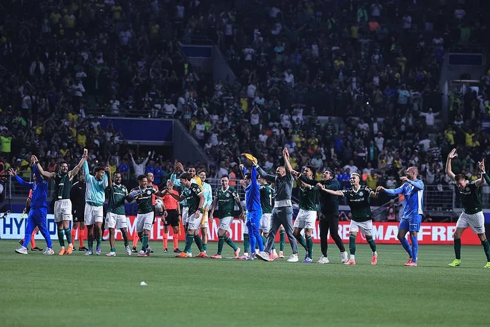 Jugadores de Palmeiras celebrando con la afición