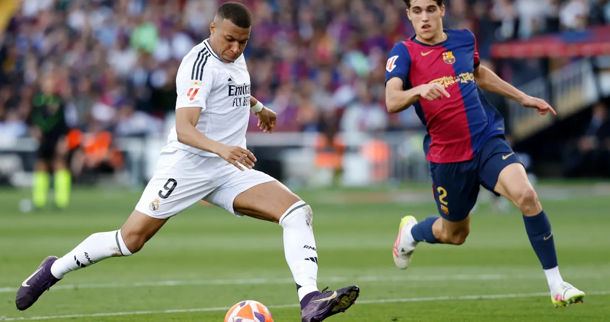 Jugador de Real Madrid y Barcelona en acción