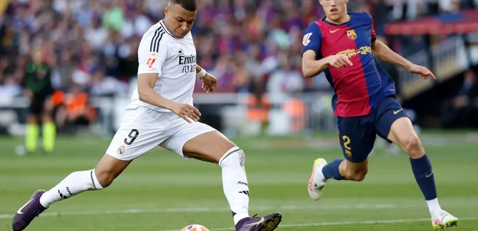 Jugador de Real Madrid y Barcelona en acción