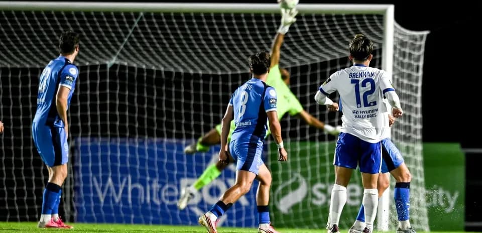 Portero atajando un tiro en el área de gol