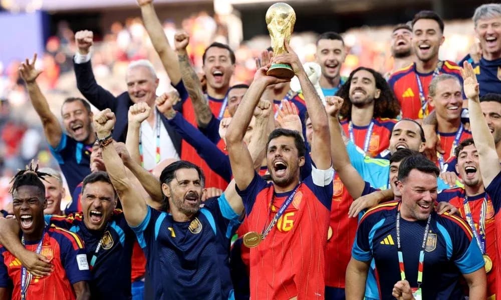 Equipo de España celebrando con el trofeo del Mundial