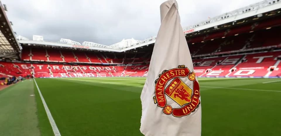 Esquina del campo de Old Trafford con bandera