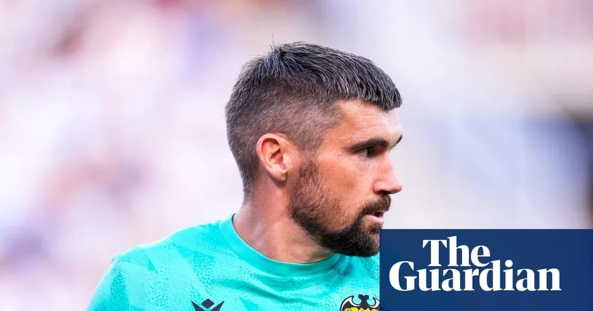 Portero con camiseta verde en el campo