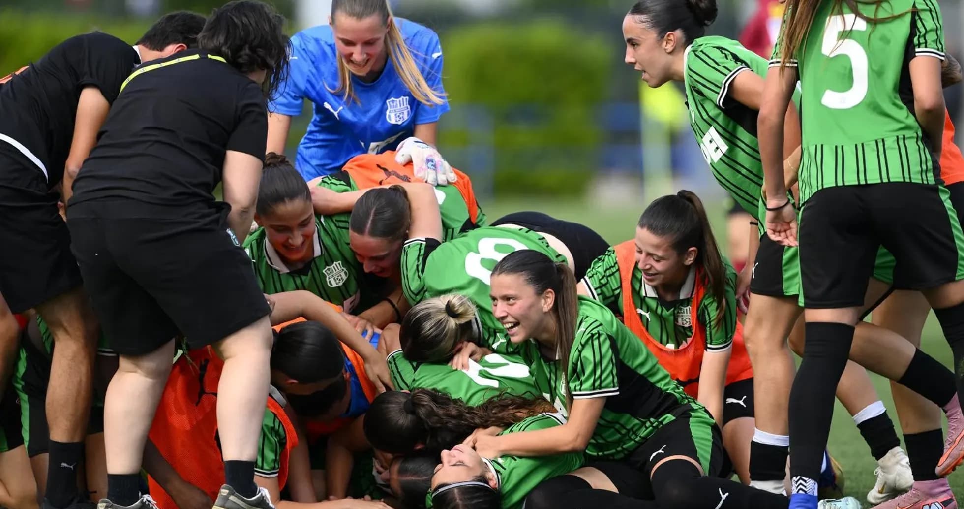 Jugadoras de Sassuolo celebrando una victoria
