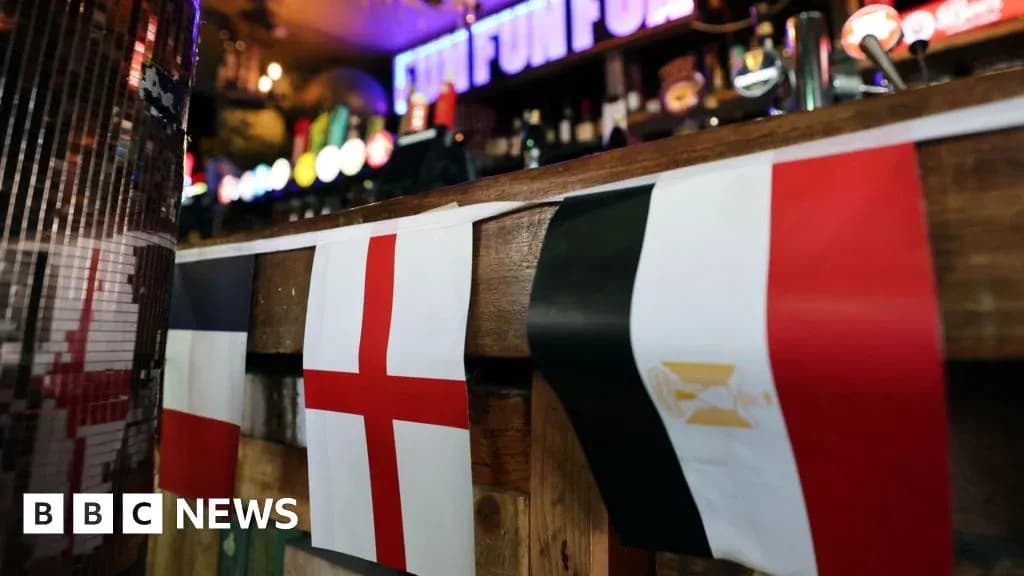 Banderas de Francia, Inglaterra y Egipto en un bar