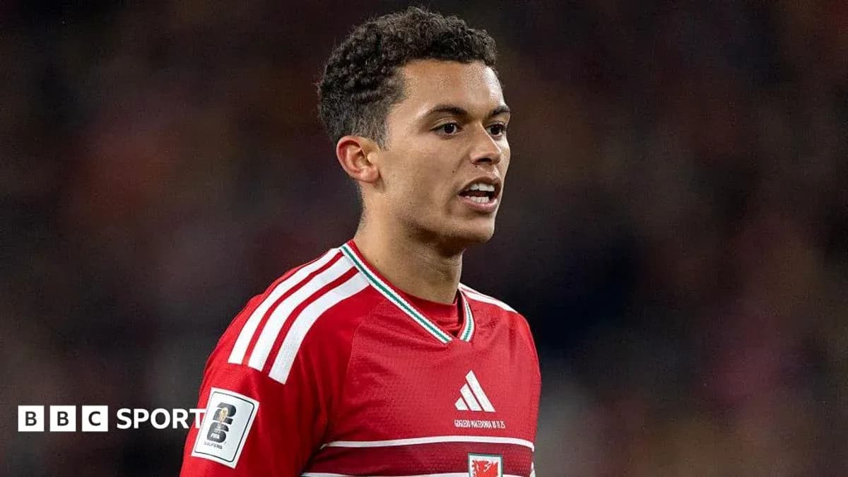 Jugador de fútbol con camiseta roja en el campo