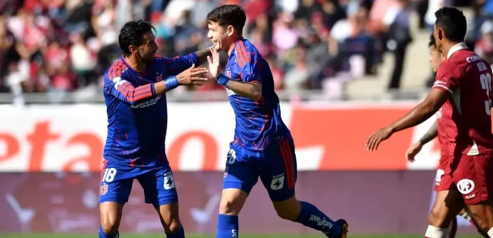 Celebración de gol en partido de fútbol