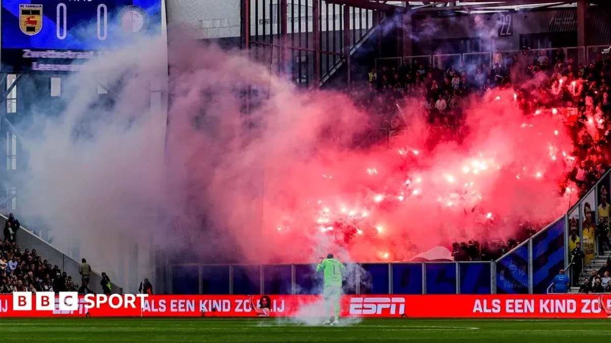 Aficionados con bengalas en el estadio durante el partido