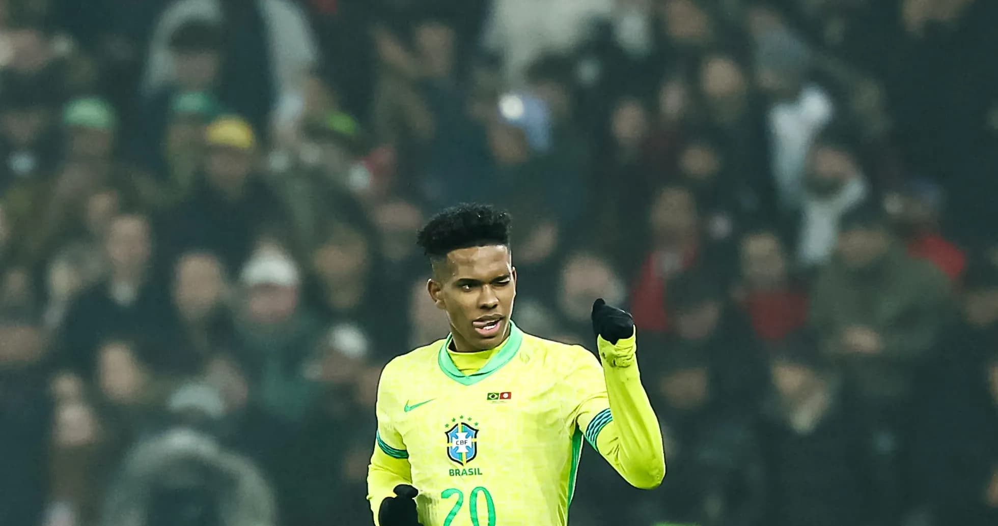 Jugador de Brasil mostrando un gesto en el campo