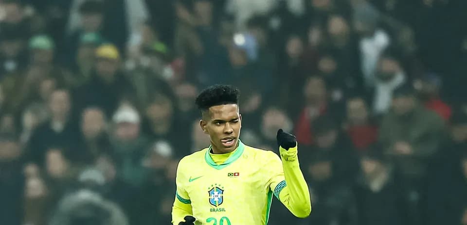 Jugador de Brasil mostrando un gesto en el campo