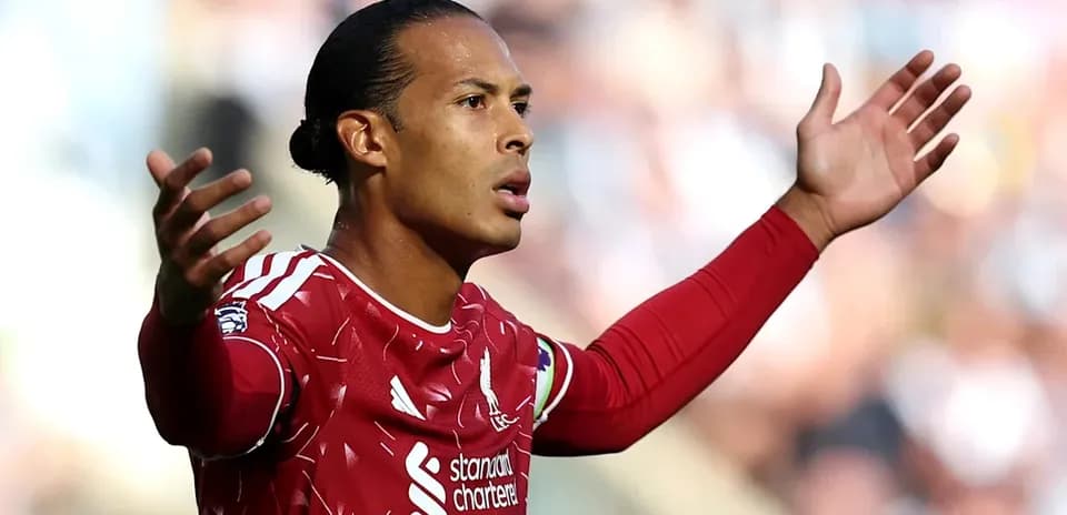 Jugador de Liverpool gesticulando durante el partido