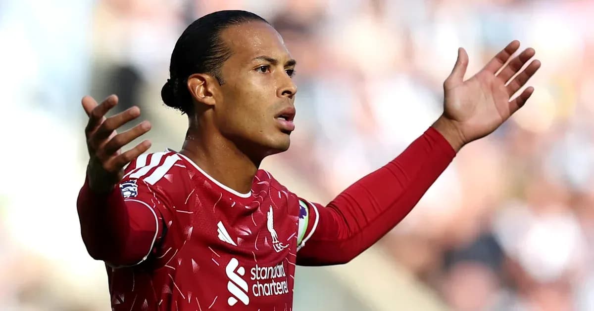 Jugador de Liverpool gesticulando durante el partido