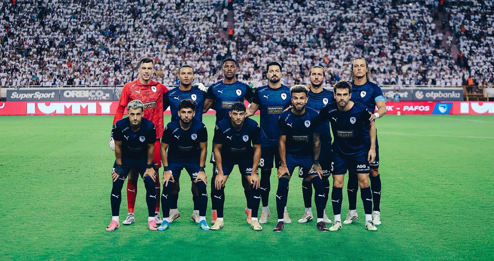 Equipo de Pafos posando antes del partido