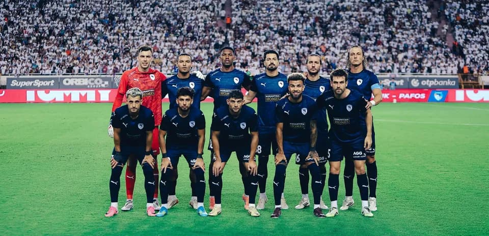 Equipo de Pafos posando antes del partido