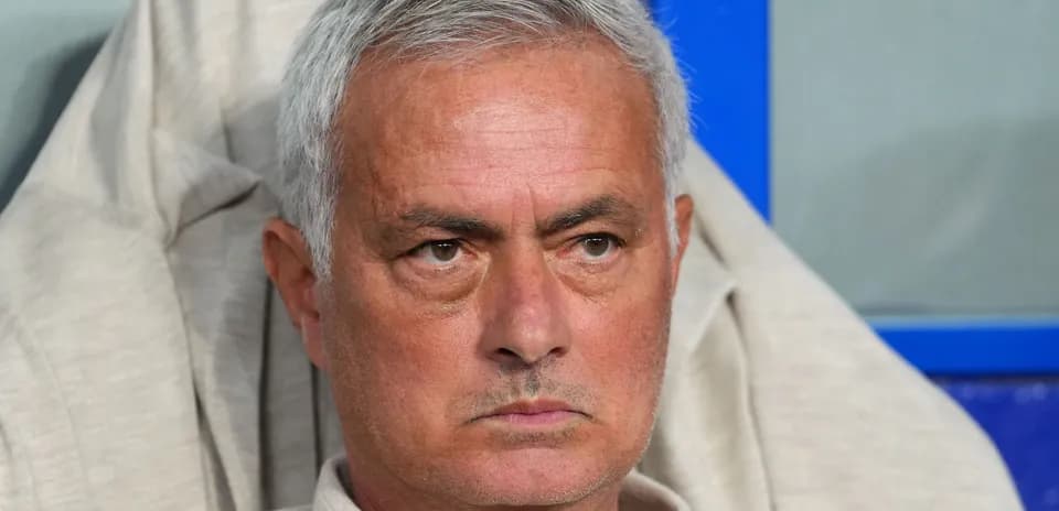 Entrenador sentado en el banquillo durante partido