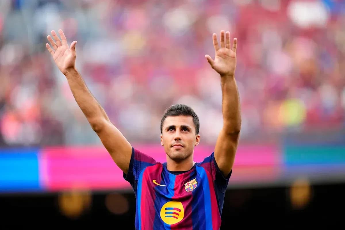 Jugador de Barcelona saludando al público en el estadio