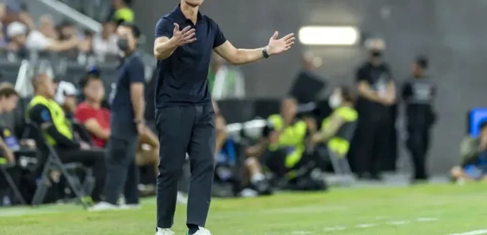 Entrenador gesticulando durante el partido
