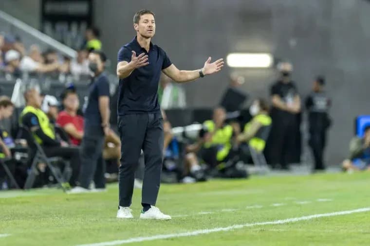 Entrenador gesticulando durante el partido