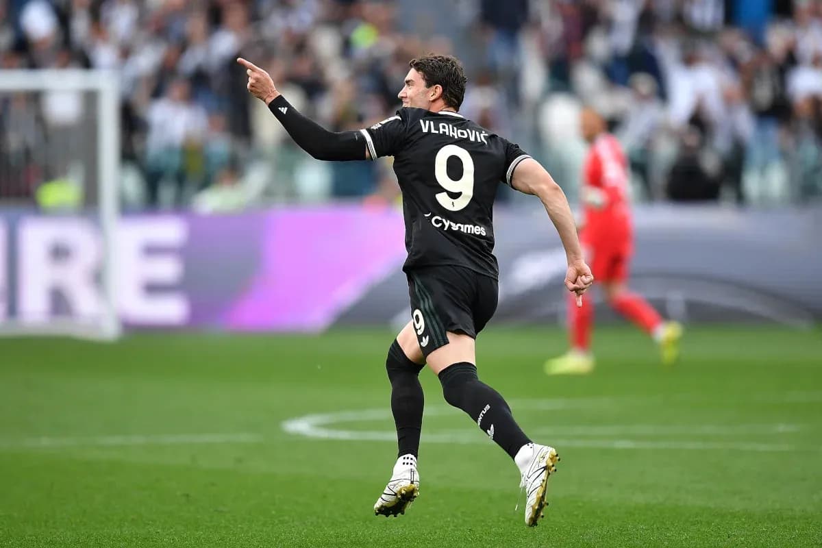 Vlahović celebra un gol en el partido