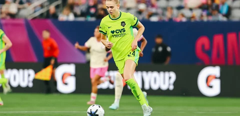 Jugadora del Seattle Reign FC con balón