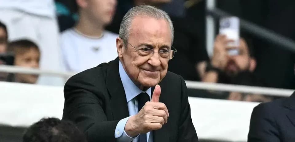 Hombre con gafas haciendo un pulgar arriba en estadio