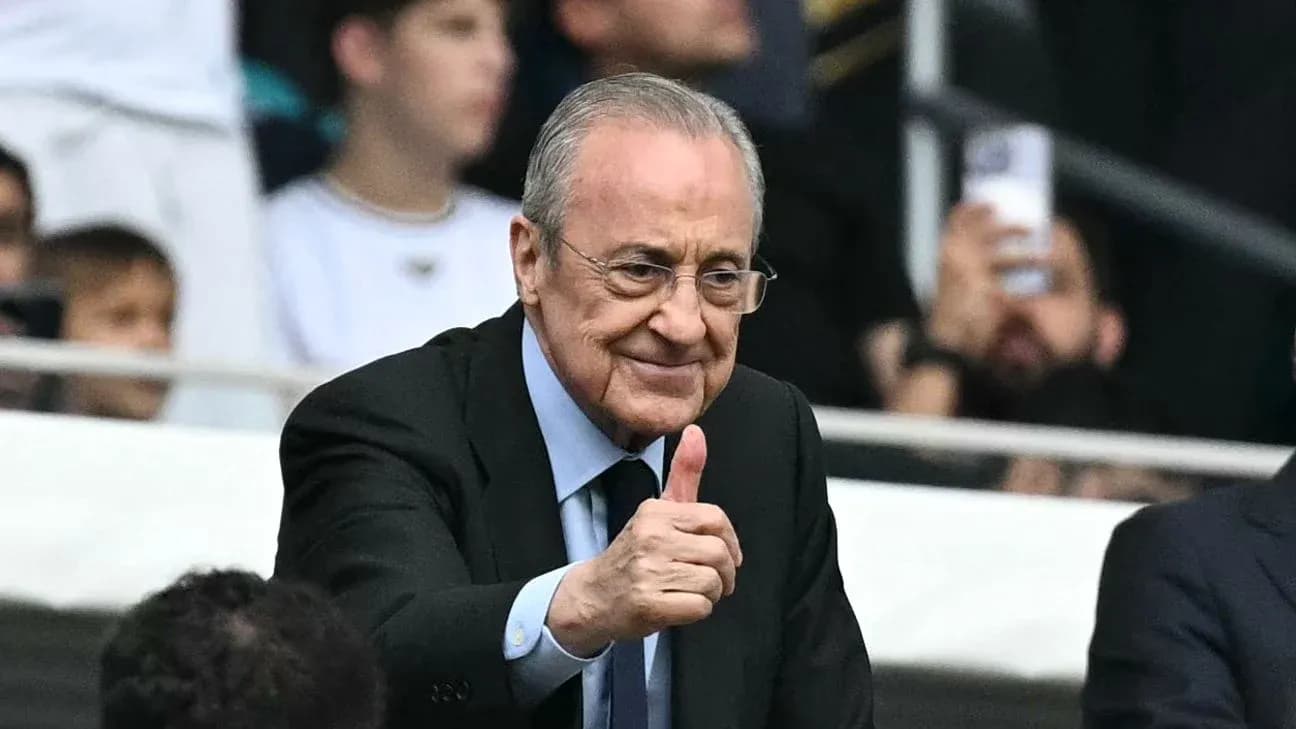 Hombre con gafas haciendo un pulgar arriba en estadio