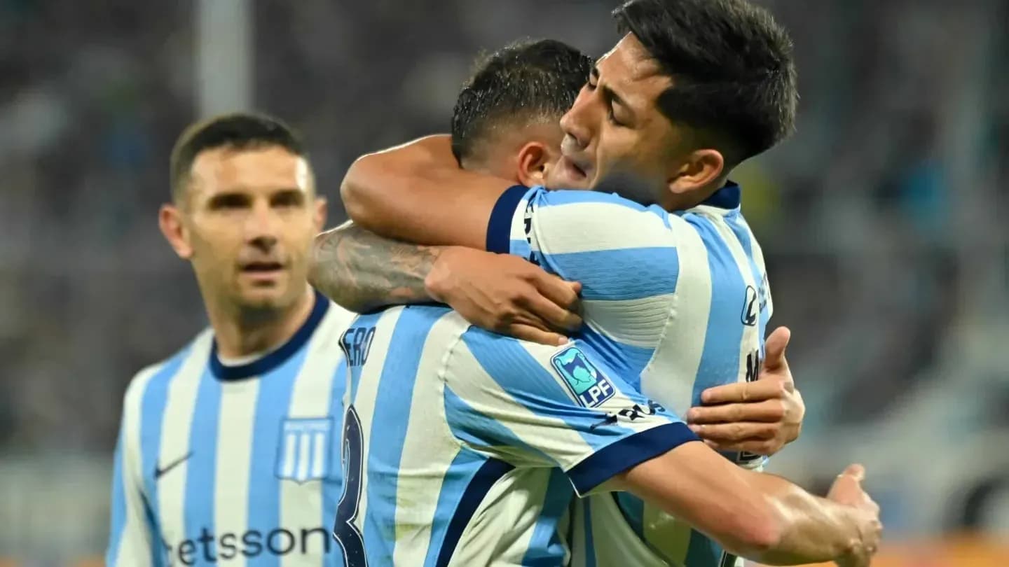 Jugadores de Racing Club celebrando un gol