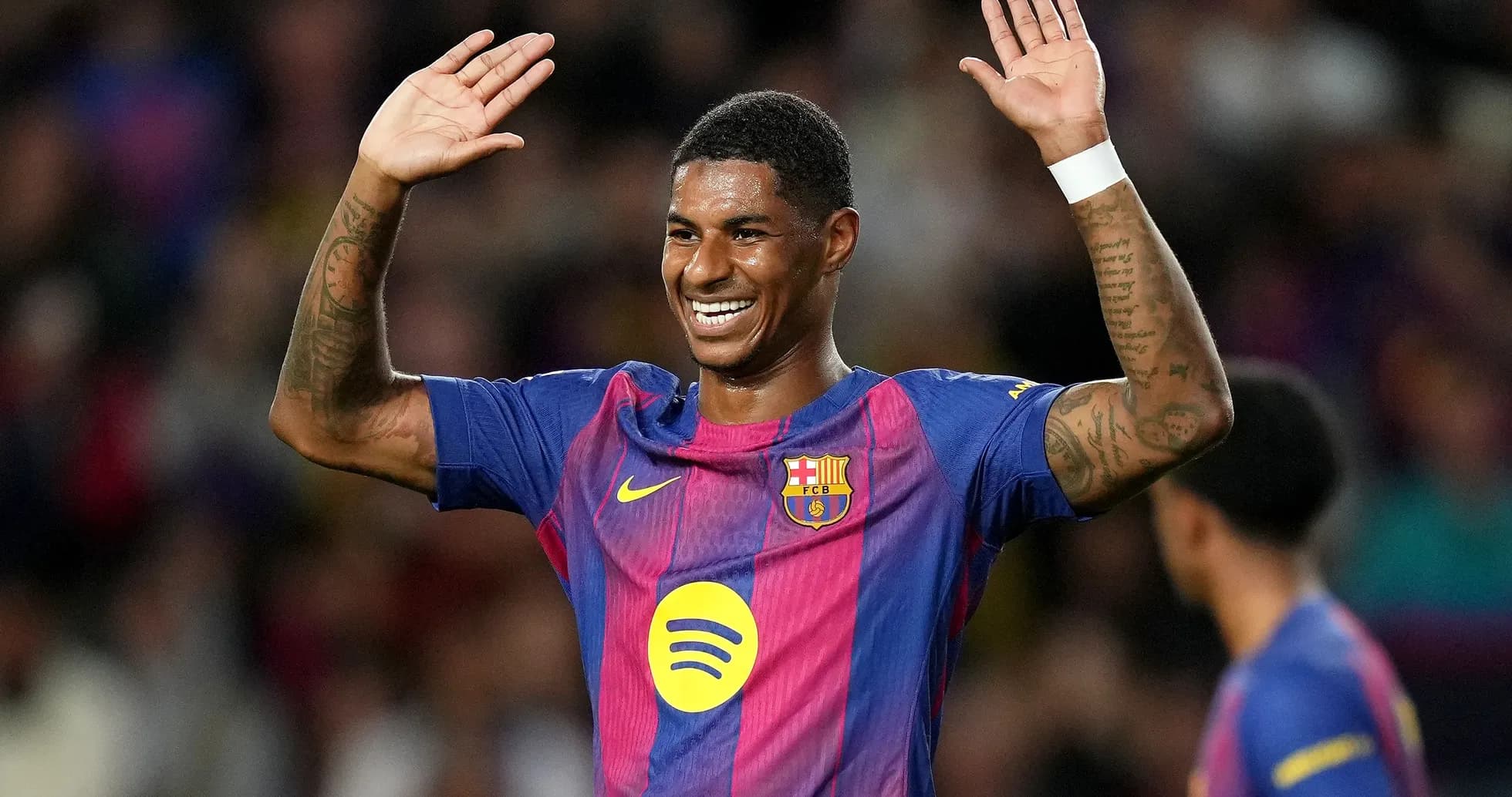 Jugador de Barcelona saludando al público durante el partido
