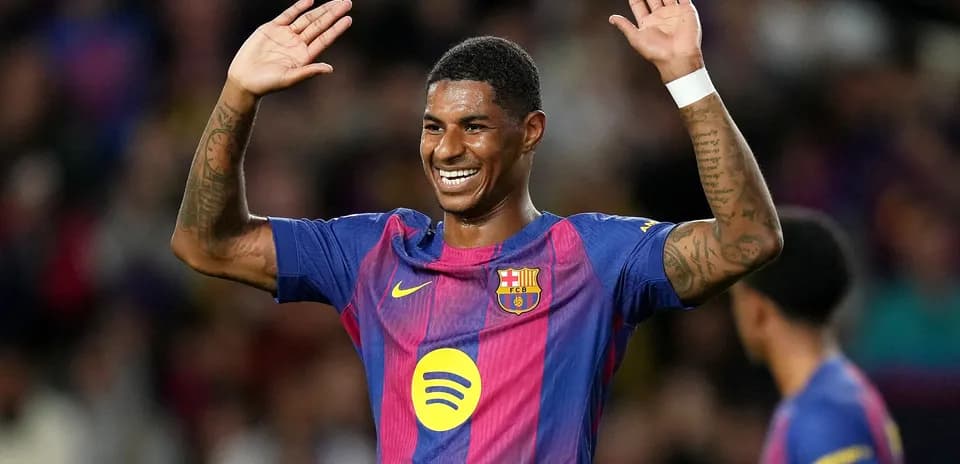 Jugador de Barcelona saludando al público durante el partido