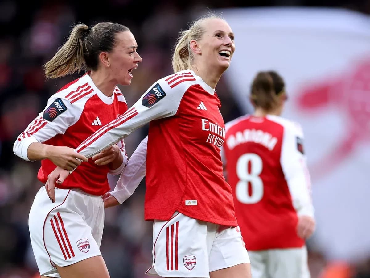 Jugadoras de Arsenal celebrando un gol