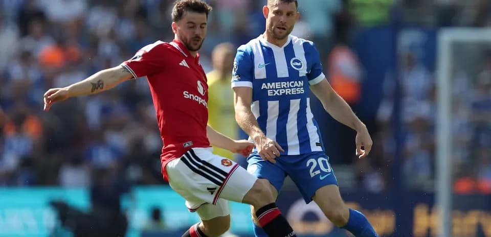 Jugador de Brighton disputa el balón con rival