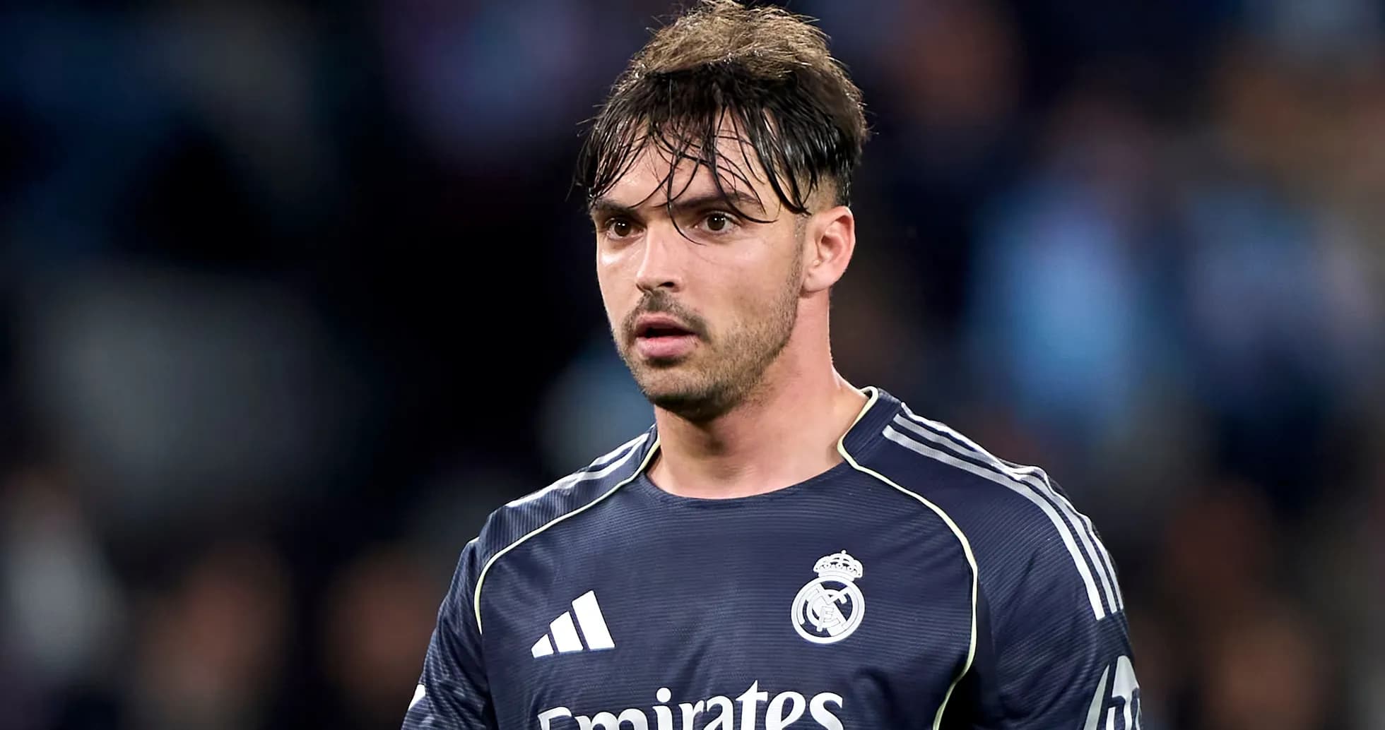 Portero de Real Madrid en el campo durante partido