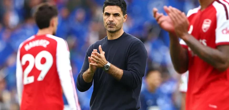 Entrenador aplaudiendo a sus jugadores en el campo